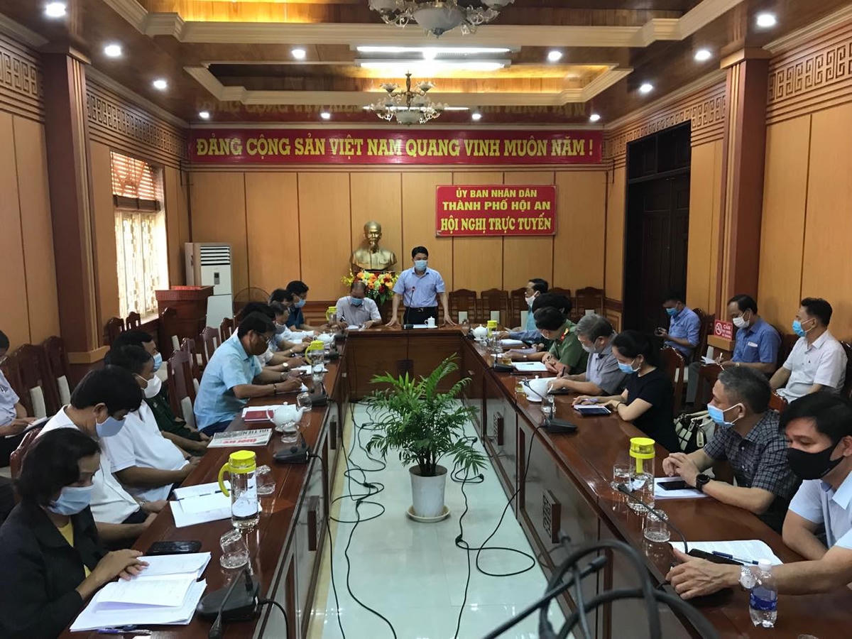 Quang cảnh họp phòng, chống dịch Covid-19 ở TP Hội An. Ảnh CTV.
