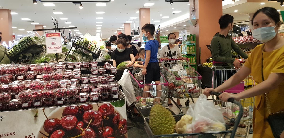 Trẻ nhỏ cũng được bố mẹ cho đi siêu thị  Aeon Long Biên như những ngày thường.
