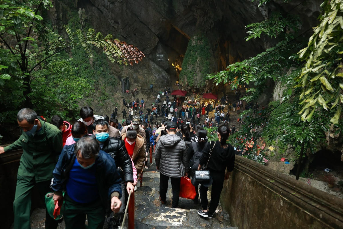 Du khách đến Chùa Hương.