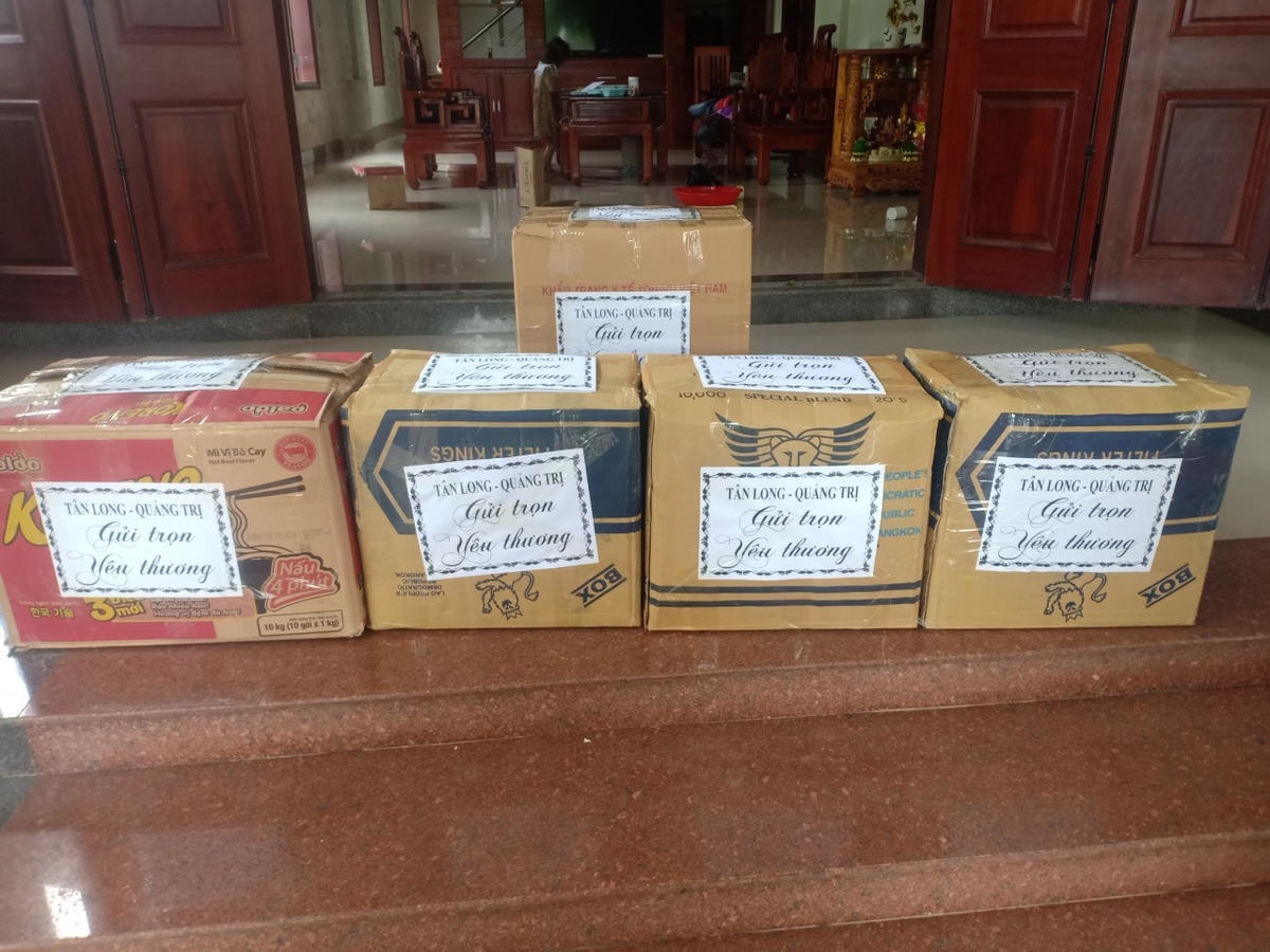 Các hộp thức ăn sau khi chế biến xong được đóng gói cẩn thận sẵn sàng lên đường ra vùng tâm dịch.