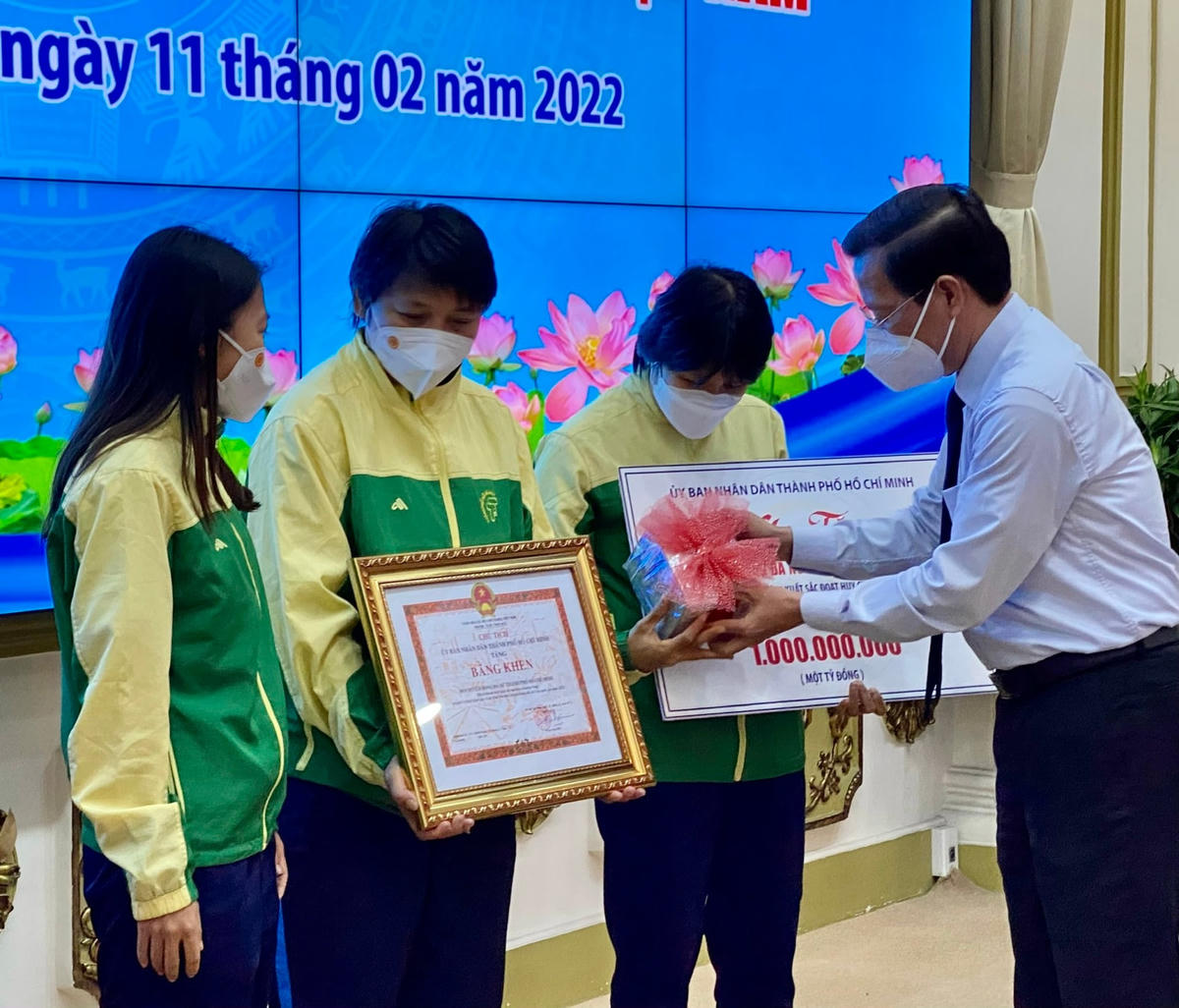 Chủ tịch UBND TP HCM tặng Bằng khen, tiền thưởng cho các cầu thủ, ban huấn luyện.