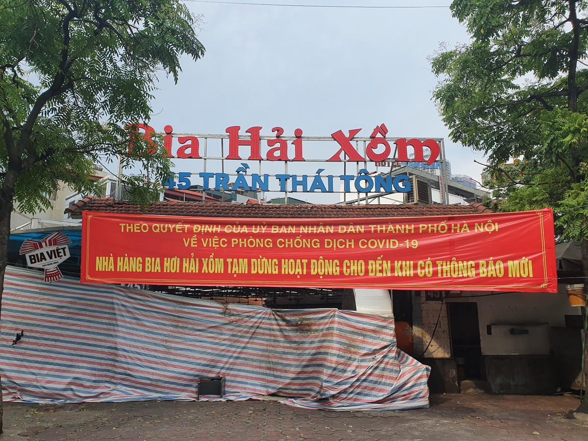 Từ các quán bia hơi lớn đến những quán bia hơi nhỏ lẻ đều đã đóng cửa kể từ khi có chỉ thị mới của UBND TP Hà Nội. Ảnh: Hoàng Chiến.