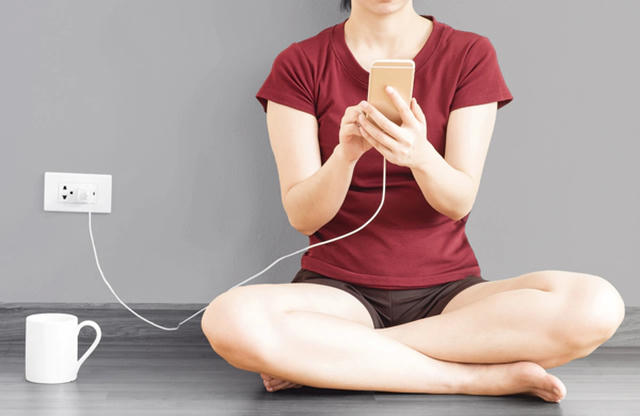 Dùng điện thoại khi đang cắm sạc, người phụ nữ bị điện giật tử vong