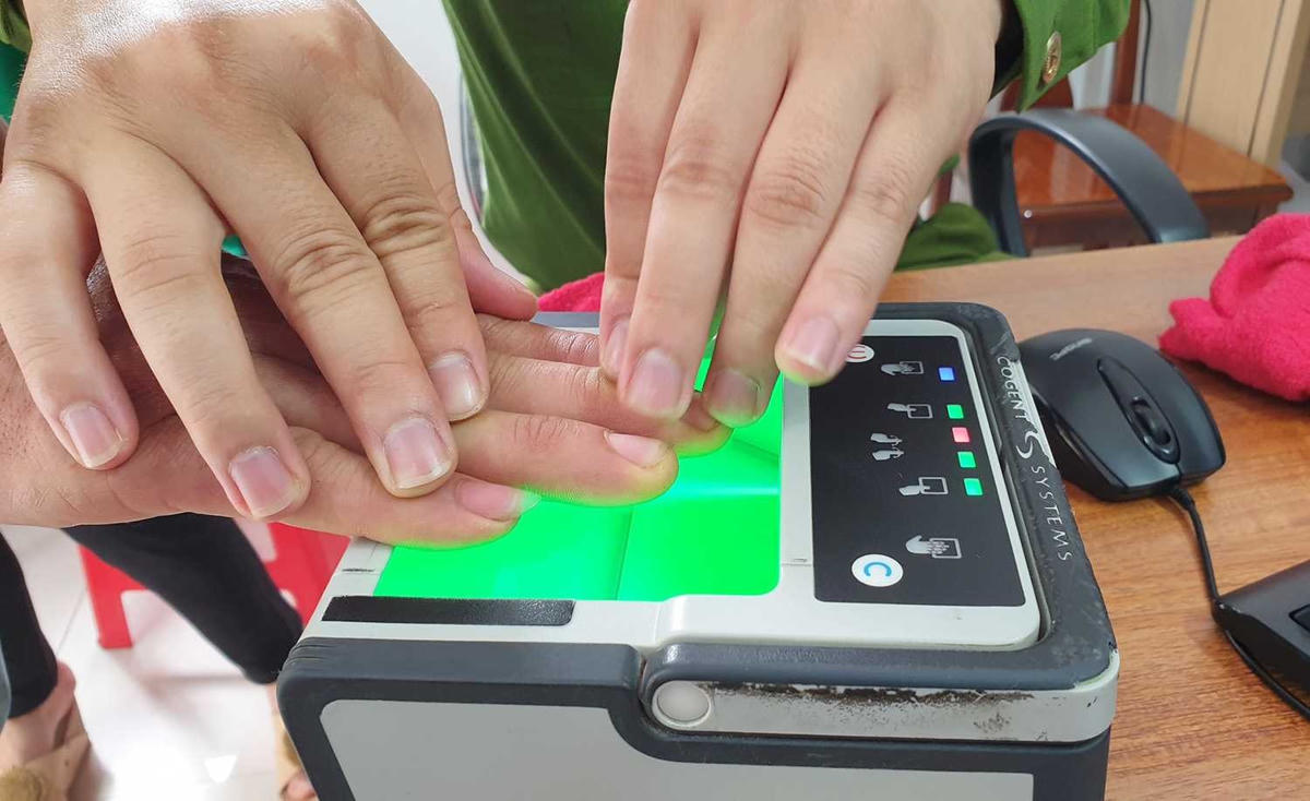Lăn tay làm căn cước công dân gắn chip.