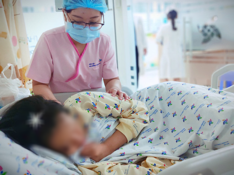 Tình trạng của bệnh nhi cải thiện, được cai máy thở, tỉnh táo... Ảnh BVCC.