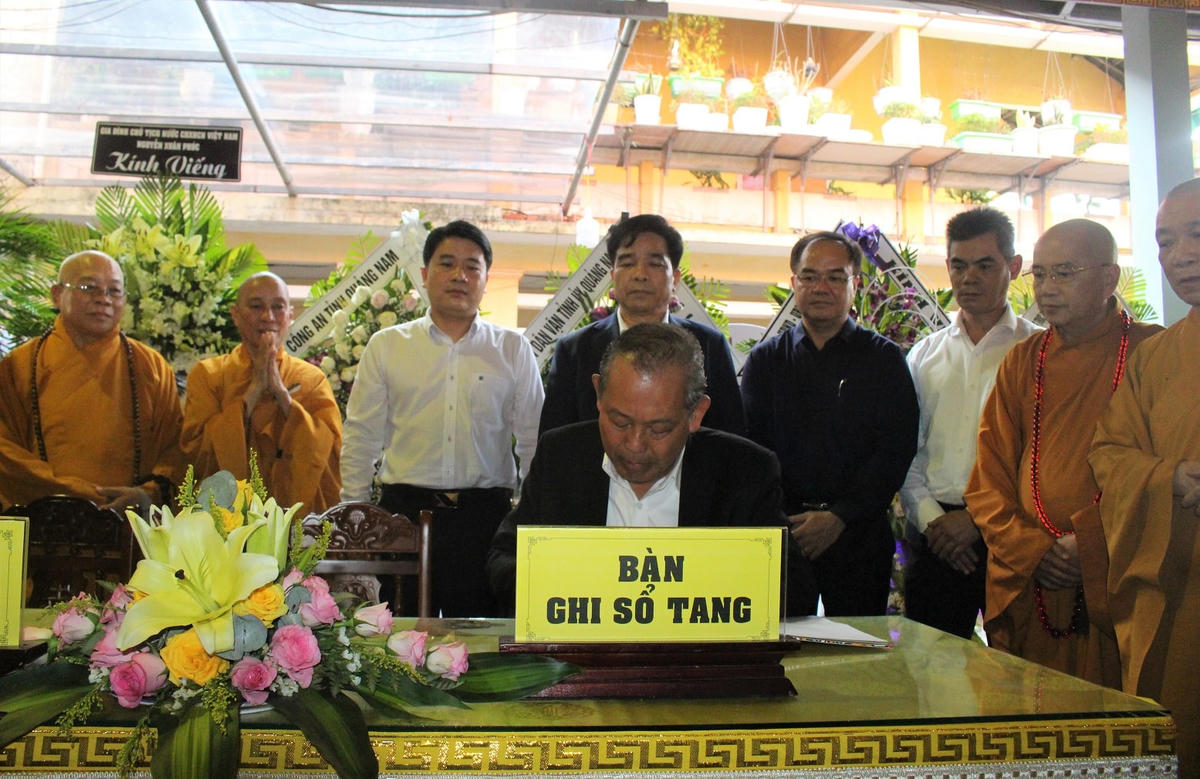 Phó Thủ tướng Thường trực Trương Hòa Bình ghi sổ tang.