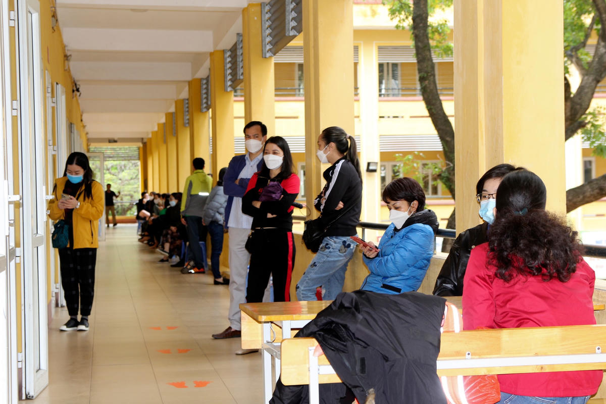 Phụ huynh ngồi ngoài phòng chờ tiêm.