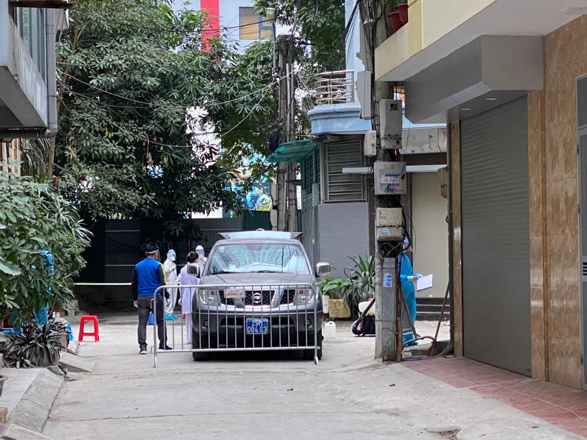 Khu tập thể công ty 18-4 có 2 lối vào, lối vào thứ 2 cũng được dựng rào chắn, phong toả. Ảnh: Lan Anh.
