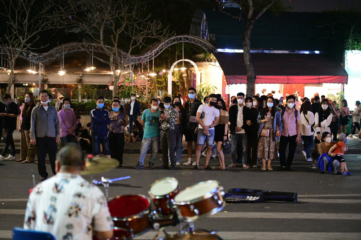 Biểu diễn văn nghệ ở khu vực phố đi bộ.