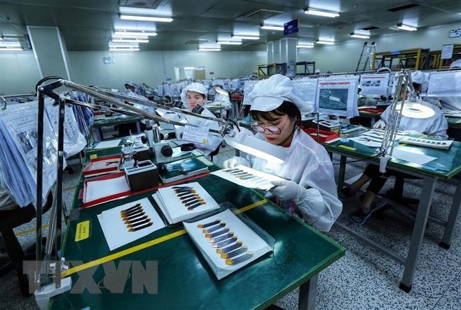 Dây chuyền kiểm tra bảng mạch điện tử tại một doanh nghiệp của Hàn Quốc tại khu công nghiệp Yên Phong. Ảnh: TTXVN.