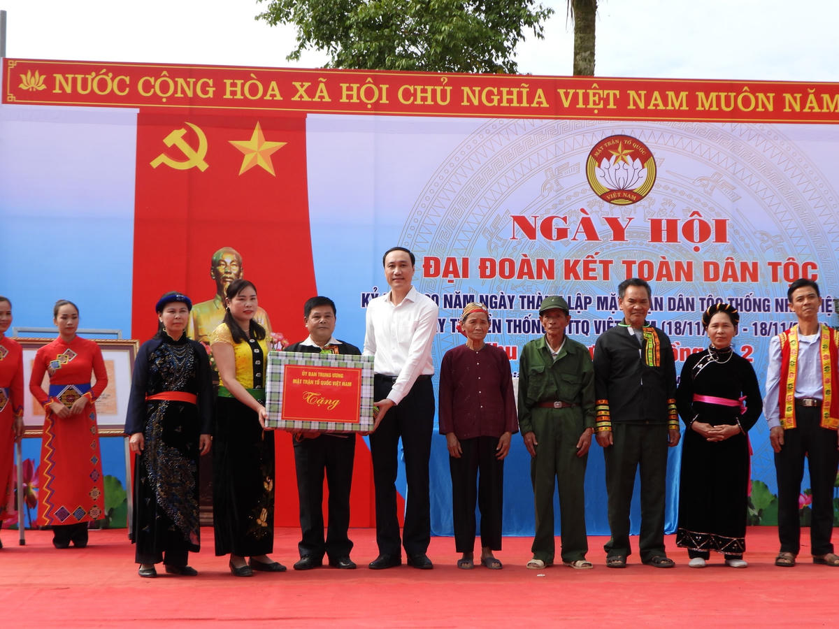 Phó Chủ tịch Phùng Khánh Tài trao quà cho nhân dân xóm Đồng Lá 2 tại Ngày hội Đại đoàn kết toàn dân tộc.