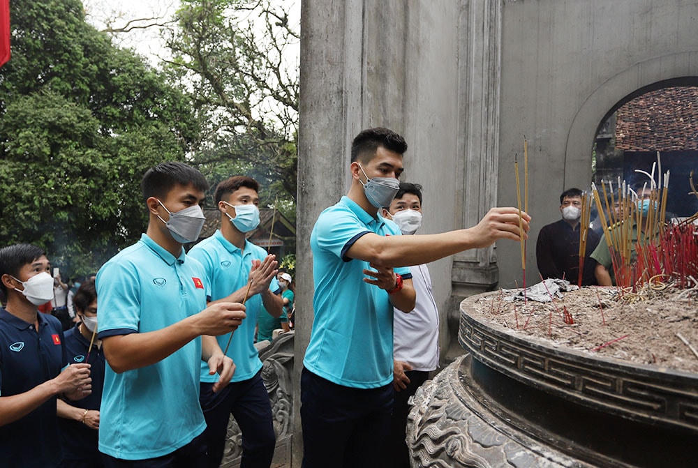 Các cầu thủ Đội tuyển bóng đá U23 dâng hương tại Đền Thượng
