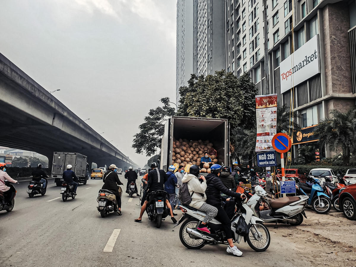 Theo ghi nhận của PV Báo Đại Đoàn Kết sáng 4/1 trên tuyến đường Nguyễn Xiển, Xa La, Tố Hữu… xuất hiện hàng loạt xe ô tô có tải trọng lớn đỗ xe ngay lòng đường để bán hàng. Đặc biệt, tại ngõ 286 Nguyễn Xiển, một chiếc xe Container ngang nhiên dừng đỗ ngay dưới lòng đường bán mặt hàng nông sản. Không những thế, hàng chục người dừng đỗ để mua hàng gây mất an toàn giao thông.
