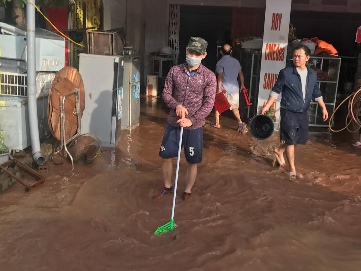 Người dân Cẩm Xuyên (Hà Tĩnh) dọn dẹp sau lũ).