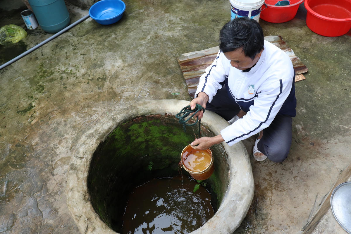 Nguồn nước giếng khơi tại nhiều xã phía Tây Nam của huyện Nông Cống bị nhiễm phèn, nhiễm mặn nặng.