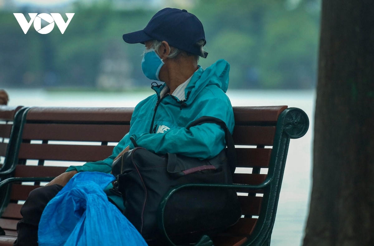 Người dân đến hồ Hoàn Kiếm cũng phải mặc thêm áo.