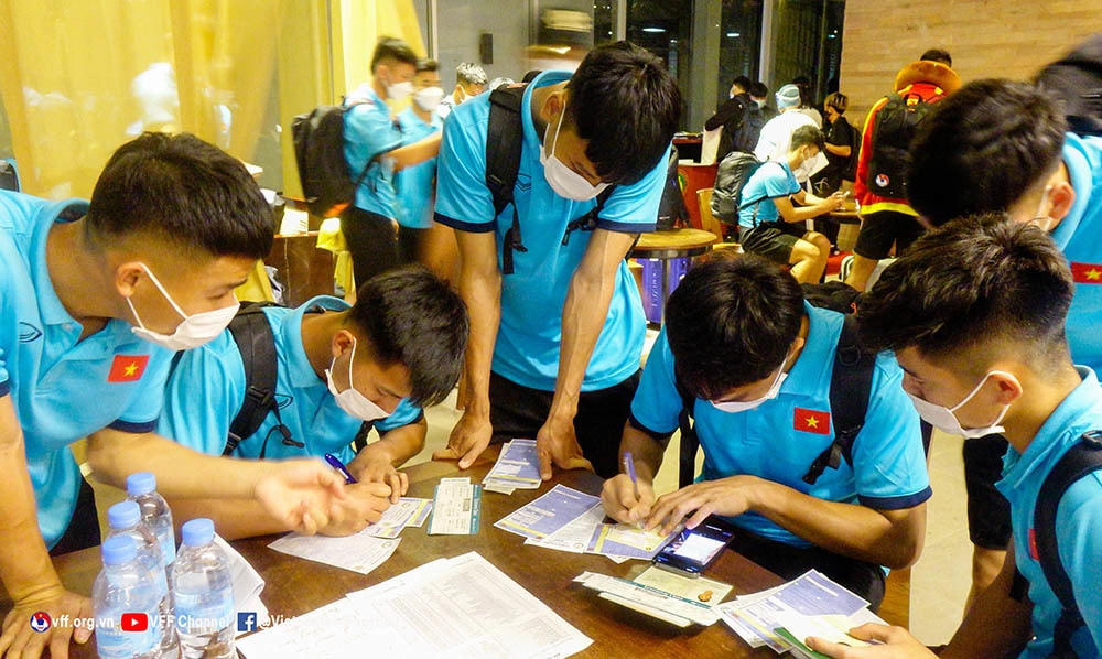 Điền tờ khai thủ tục hải quan để nhập cảnh...