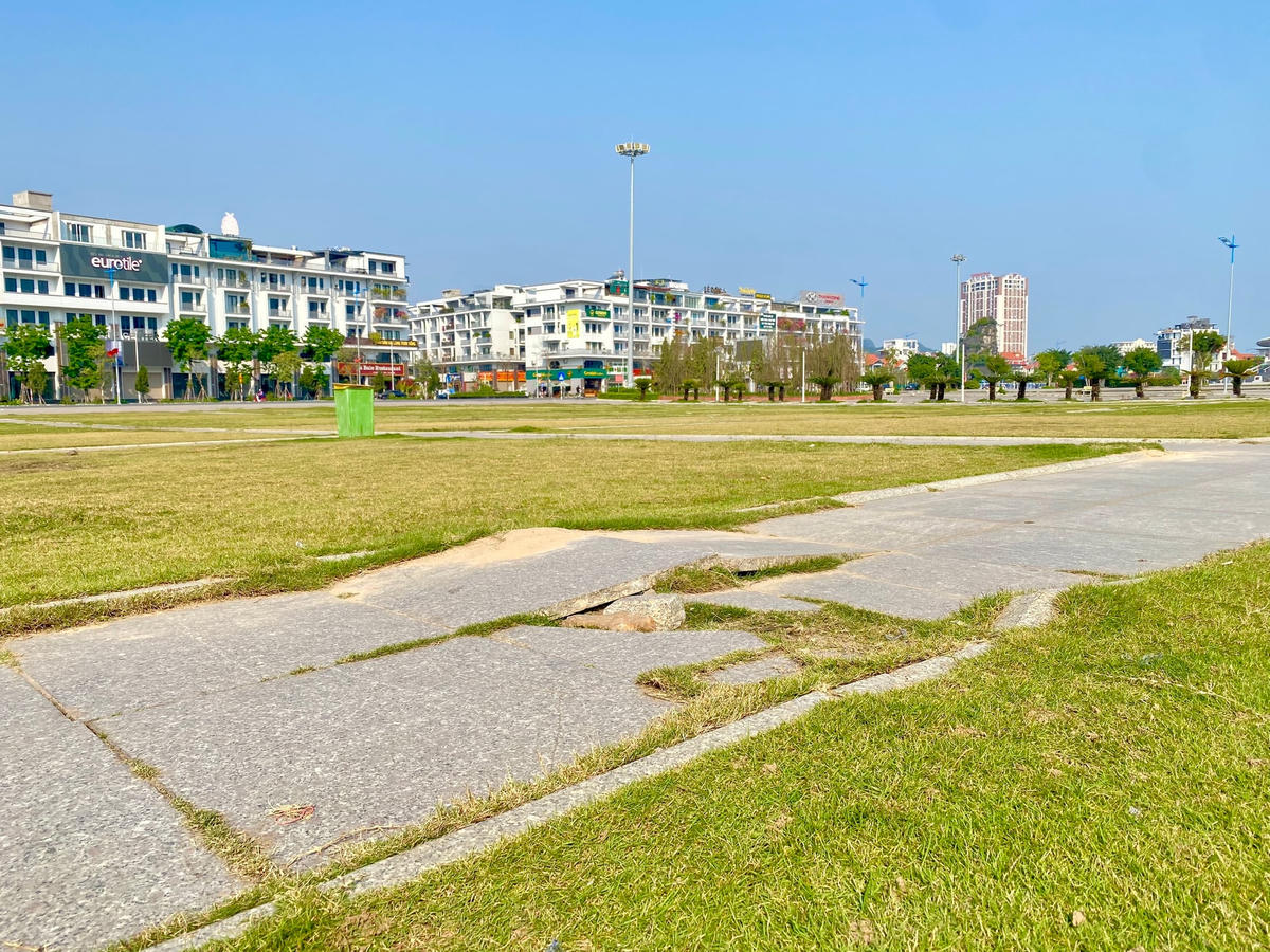 Những mảng nền Quảng trường 30-10 bị cong vênh, chỗ lồi chỗ lõm nham nhở.