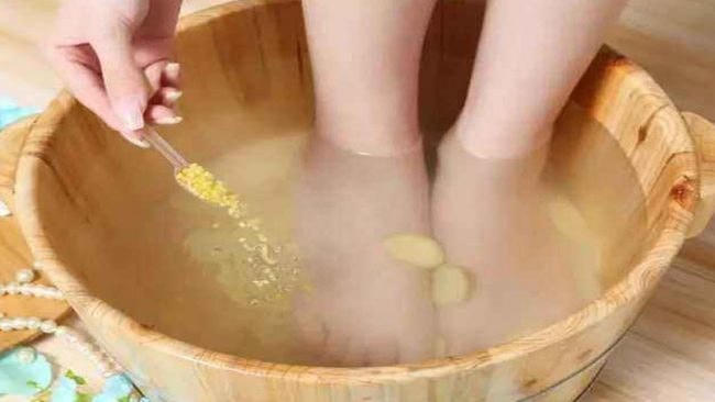 Ngâm chân bằng nước nóng, thêm gừng giúp giữ âm cơ thể. (Nguồn: Sưu tầm).