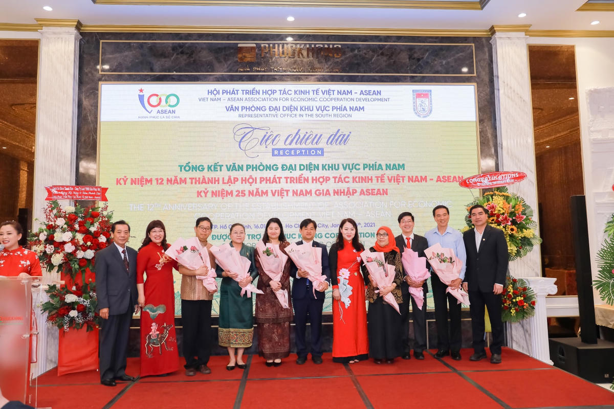 Ban lãnh đạo Phúc Khang tặng hoa chúc mừng Lãnh sự quán các nước Asian tham dự sự kiện.