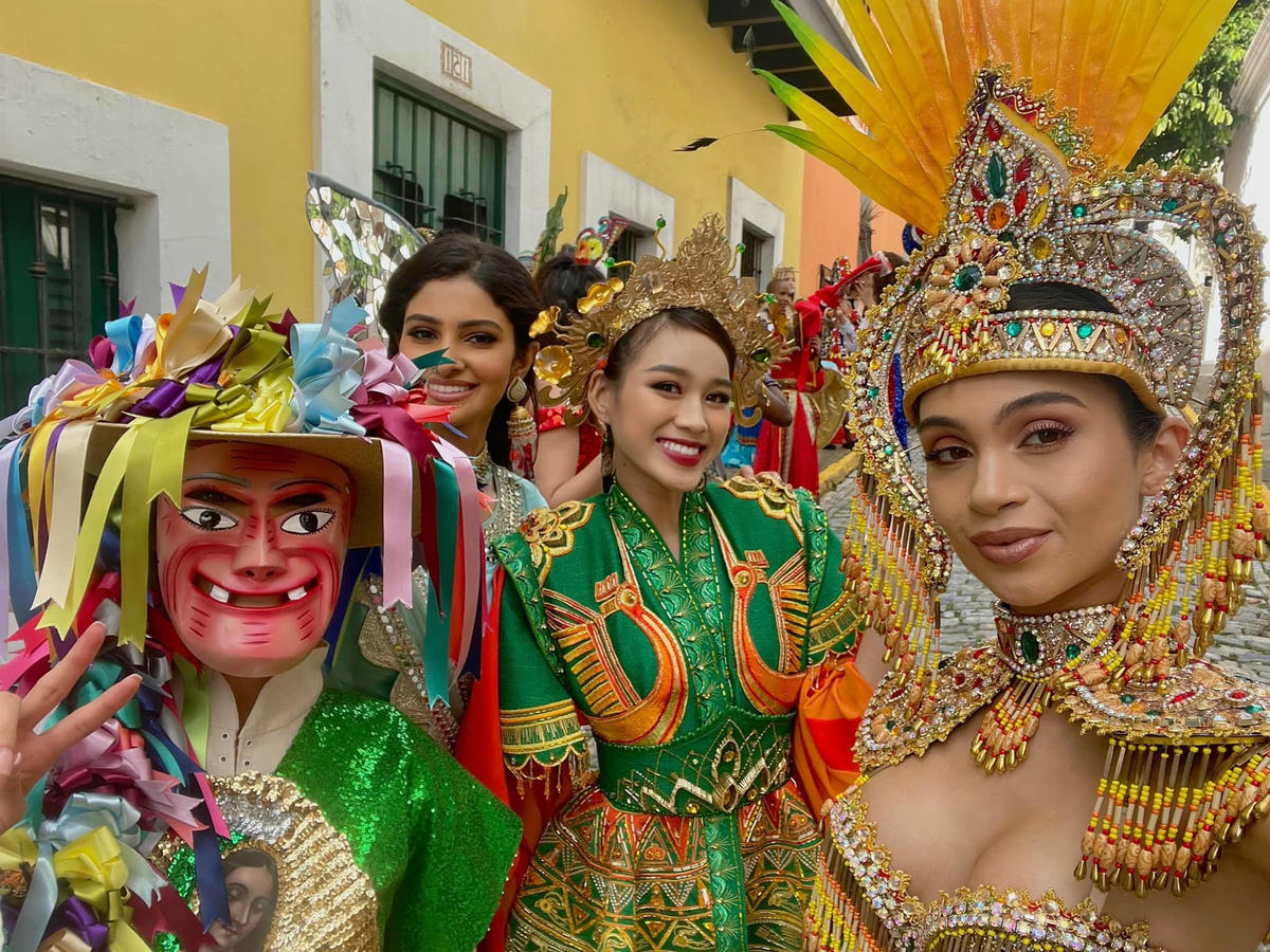 Người đẹp thân thiện chụp hình với các thí sinh đến từ: Cameron, Ấn Độ và Mexico...