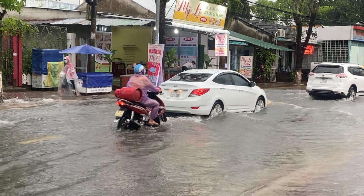 Các phương tiện lưu thông trên đường Trần Hưng Đạo gặp khó khăn.