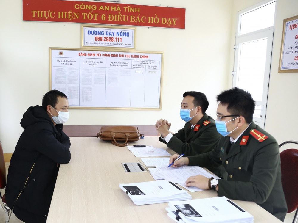 Công an làm việc với đối tượng Lê Văn Phong.