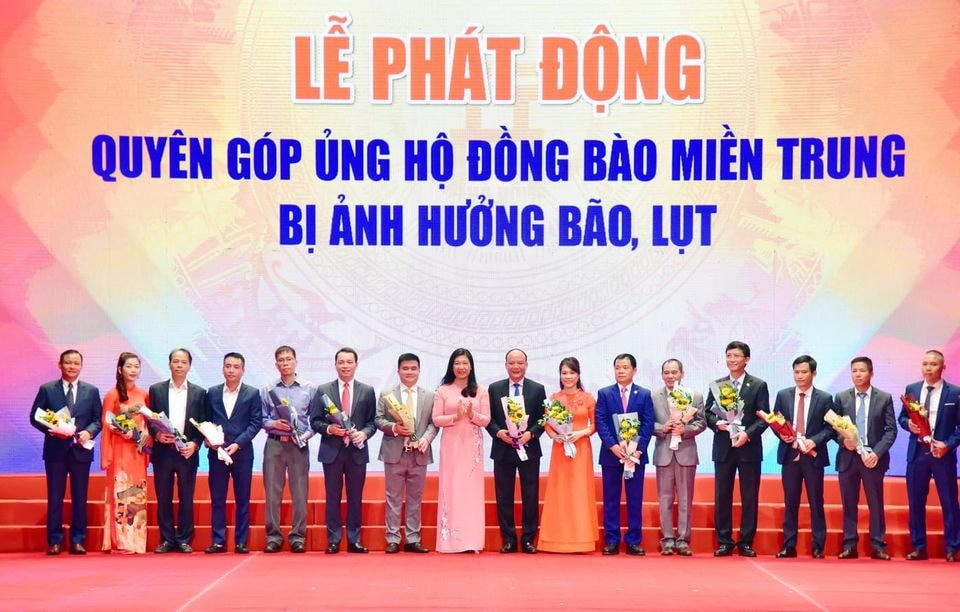 Chủ tịch Ủy ban MTTQ Việt Nam thành phố Hà Nội Nguyễn Lan Hương tiếp nhận ủng hộ của các đơn vị quyên góp ủng hộ đồng bào miền Trung bị ảnh hưởng bão, lụt. Ảnh: Quang Vinh.