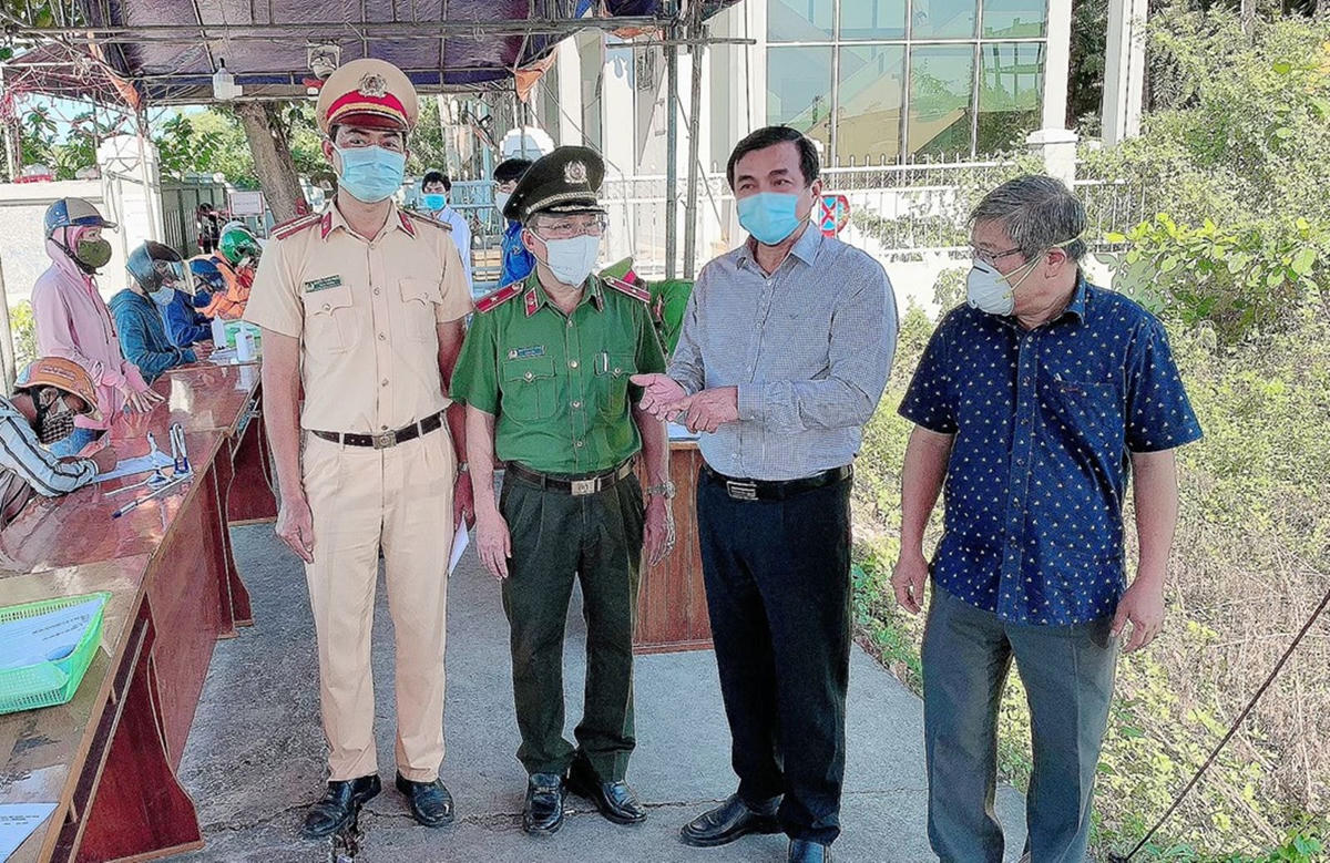 Lãnh đạo tỉnh Quảng Nam đi kiểm tra công tác phòng, chống dịch.