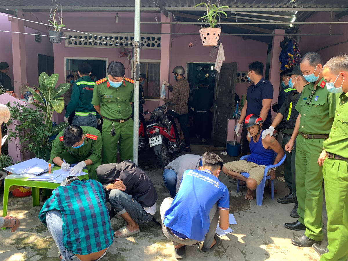 Các đối tượng bị bắt giữ tại hiện trường.