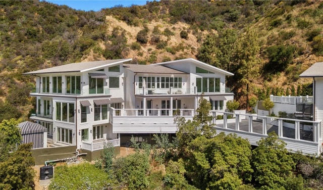 Theo tờ Los Angeles Times, nam rapper thuê bất động sản này từ tháng 10/2019 với giá 58.000 USD/tháng. Căn biệt thự được định giá 12,88 triệu USD.  