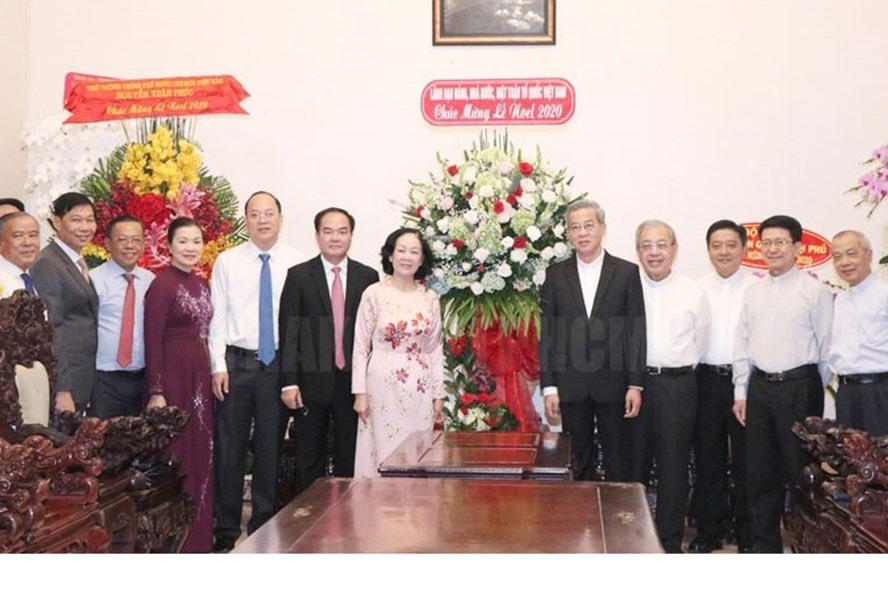 Trưởng ban Dân vận Trung ương Trương Thị Mai và Phó Chủ tịch UBTƯ MTTQ Việt Nam Trương Thị Ngọc Ánh chúc mừng Giáng sinh tại Tòa Tổng Giám mục TP HCM (ảnh Minh Quân).