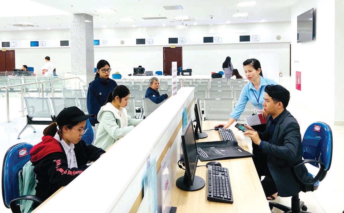 Trung tâm phục vụ hành chính công tỉnh Quảng Ninh với phương châm một thẩm định một phê duyệt đã rút ngắn thời gian, tạo thuận lợi cho người dân, doanh nghiệp khi thực hiện các thủ tục hành chính.