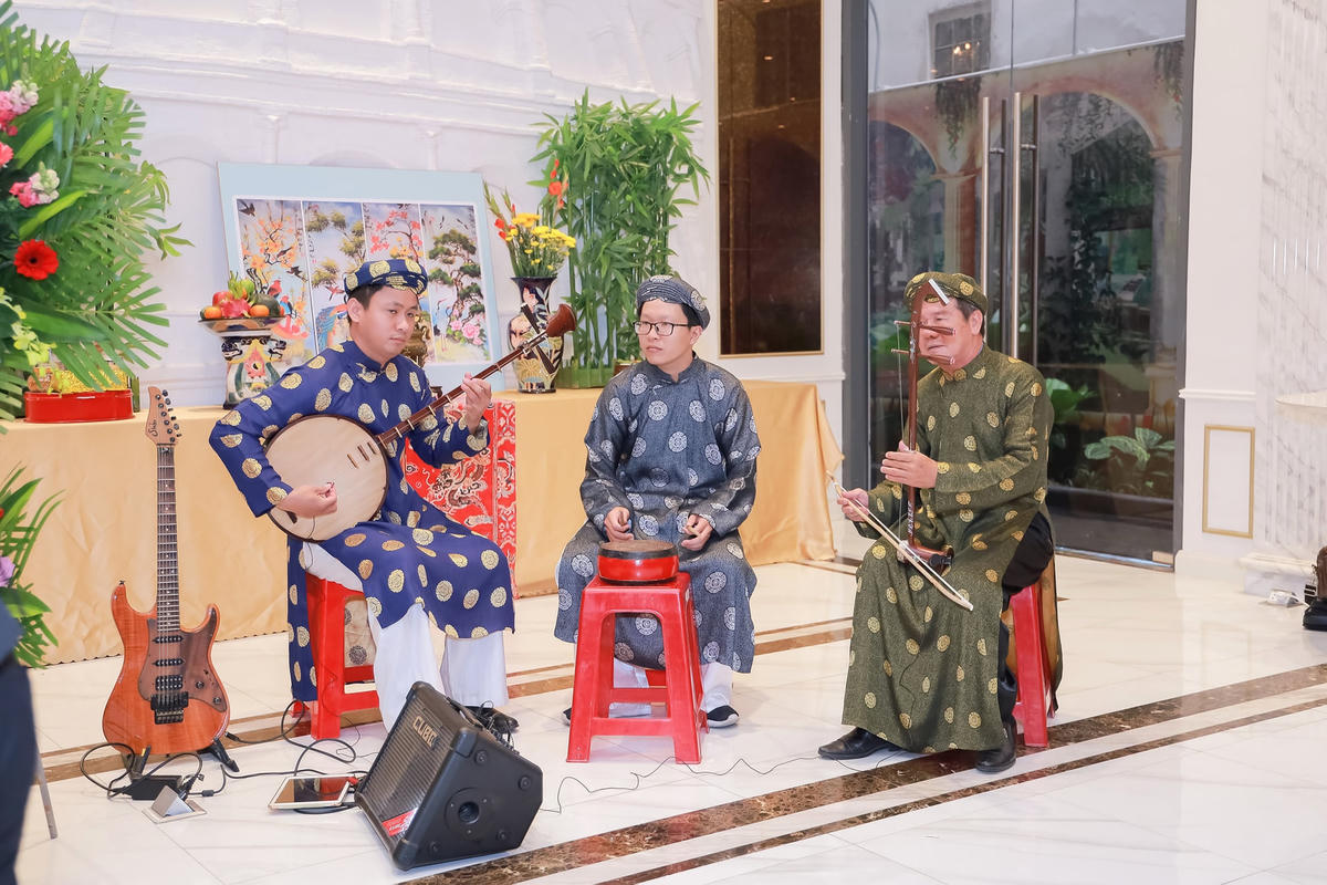 Các nhạc công biểu diễn những giai điệu truyền thống dân tộc.