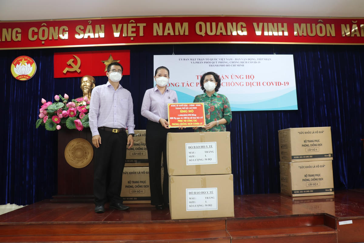Bà Tô Thị Bích Châu, Ủy viên Ban thường vụ Thành ủy, Chủ tịch Ủy ban MTTQ Việt Nam TP HCM tiếp nhận ủng hộ của Đảng ủy Khối Dân - Chính - Đảng Thành phố.