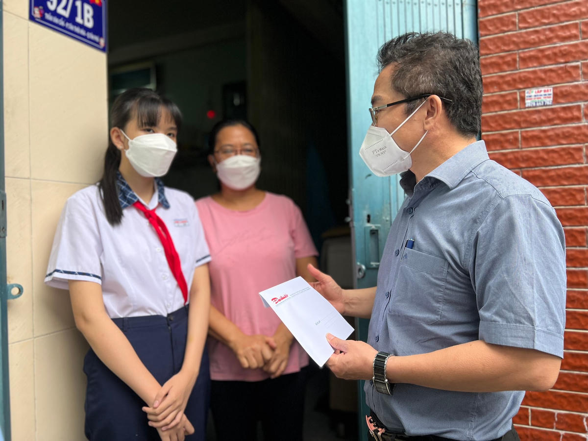 Cháu L.V.H.M tại phường Tân Thới Hoà có ba mất do Covid-19, mẹ làm công nhân nhưng đang thất nghiệp, xúc động nhận quà học bổng từ đại diện Báo Đại Đoàn Kết.