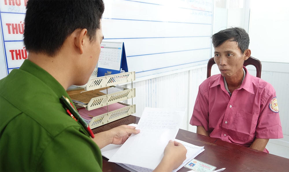 Phụ xe Biểu làm việc với cơ quan chức năng.