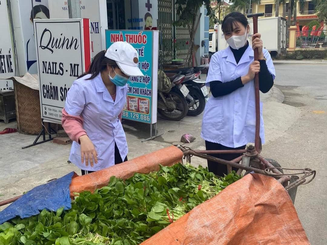 Các tình nguyện viên, học sinh, sinh viên tại Trường Cao đẳng Y Thanh Hoá đưa rau tới các hộ dân trong khu vực bị phong toả.