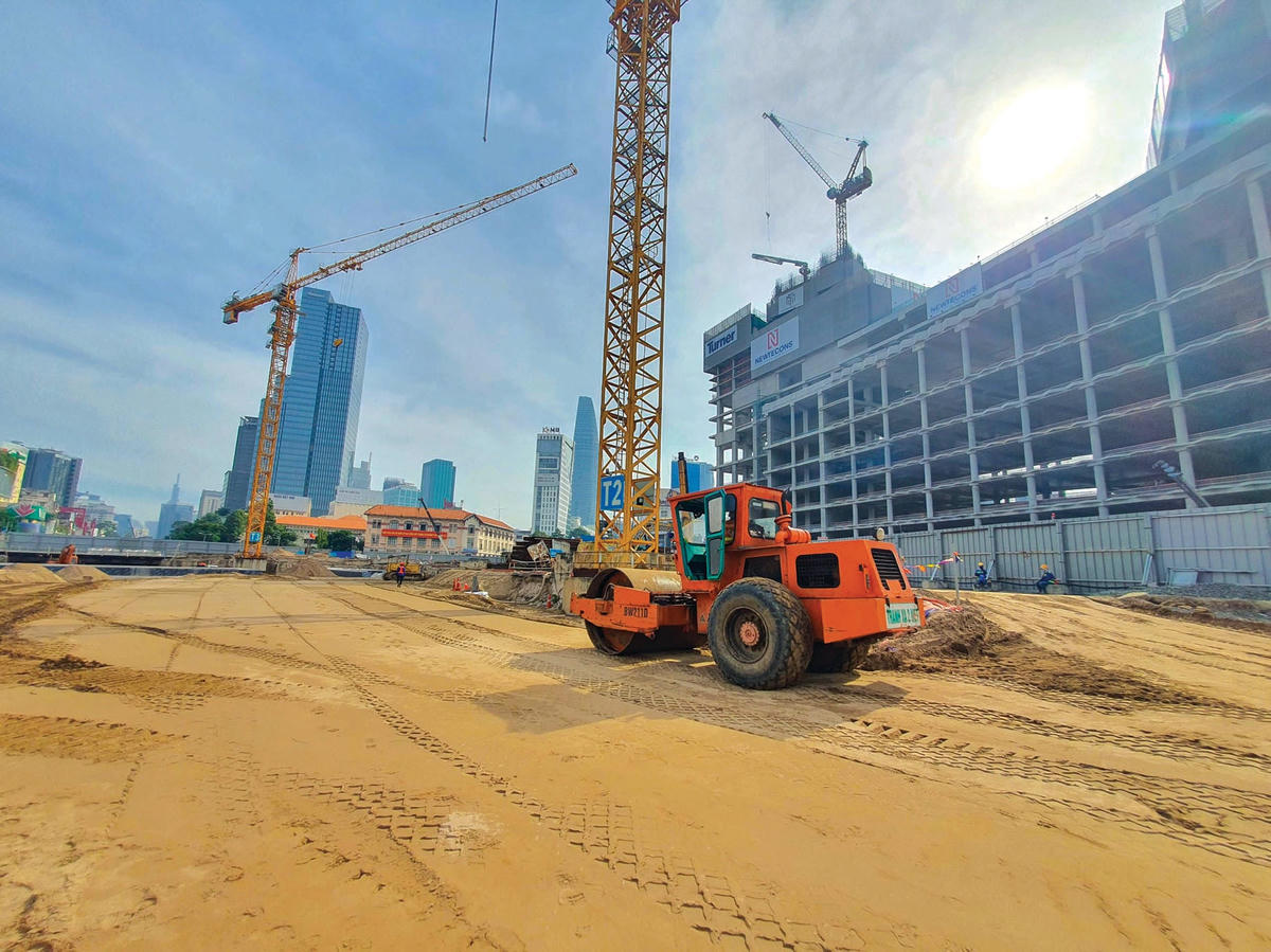 Khu vực trung tâm Nhà ga Bến Thành đang trong giai đoạn san lấp, dự kiến khu vực này sẽ hoàn trả mặt bằng vào nửa cuối năm 2022.