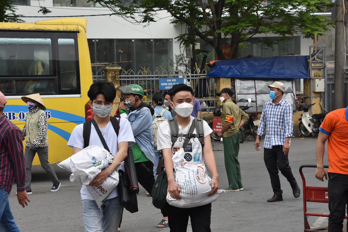 Vũ Ngọc Minh (sinh viên năm 2 trường Đại học Công nghệ Đông Á) di chuyển bằng xe bus từ Bắc Ninh lên Hà Nội vì ngày mai còn phải tới trường. “Về nghỉ lễ, mình tranh thủ mang ít thực phẩm từ quê lên. Mình đi chuyến từ Bắc Ninh - Hà Nội mất 2 tiếng, không xảy ra tình trạng ùn tắc, nhưng lượng khách hàng trên xe đông gấp 2 lần so với bình thường", Minh nói.