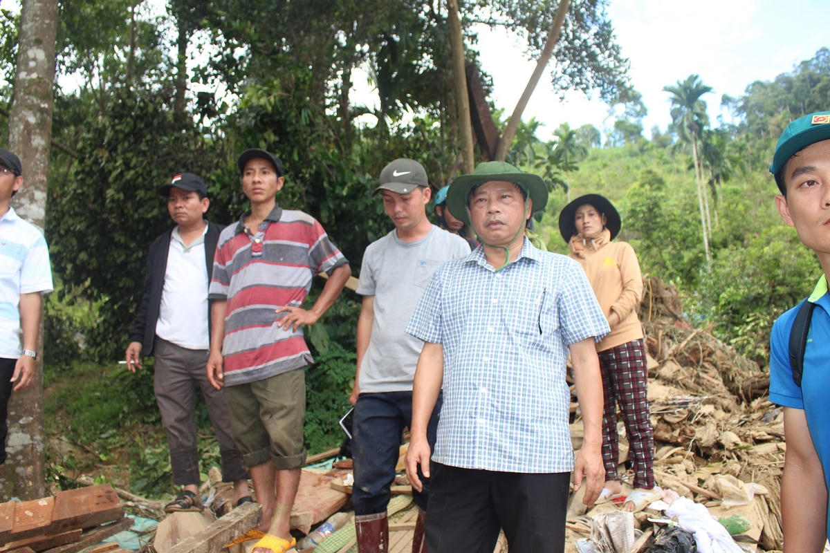 Lãnh đạo huyện Nam Trà My chỉ đạo tại hiện trường,