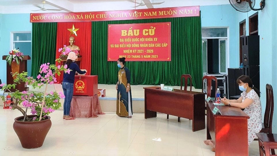 Cử tri xã đảo Tân Hiệp bỏ phiếu bầu cử.
