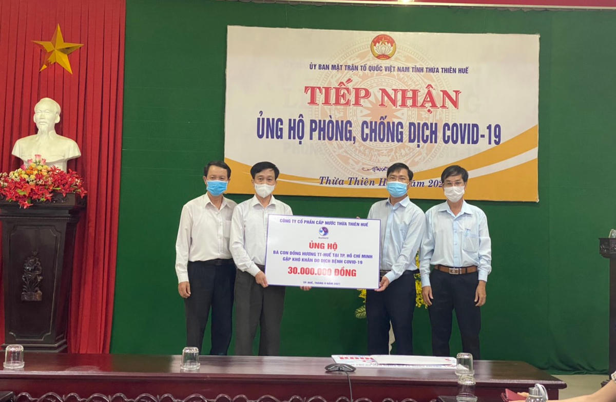 Ông Trương Công Hân (thứ 2 từ phải sang), Tổng Giám đốc Công ty HueWACO trao số tiền 30 triệu đồng ủng hộ bà con các tỉnh thành phía Nam gặp khó khăn.