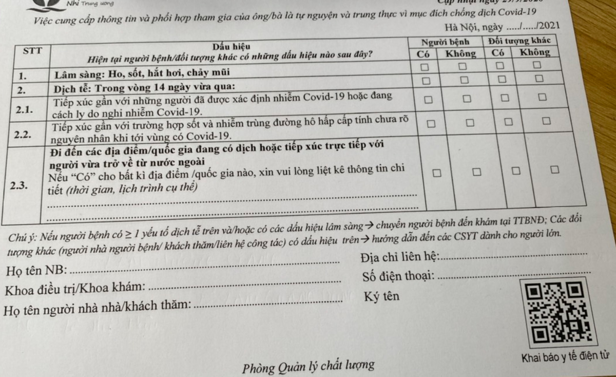 Người dân phải khai đầy đủ thông tin vào phiếu khai báo y tế. Ảnh: L.A.