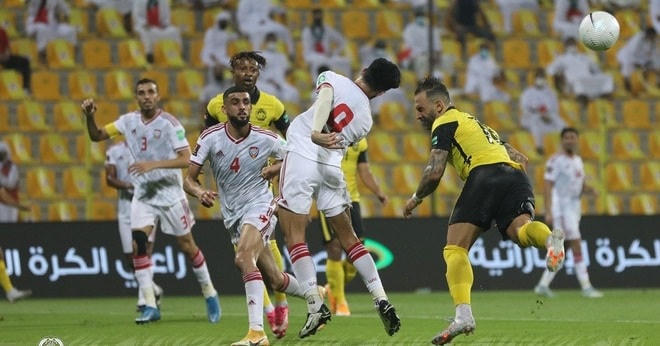 Khả năng chống bóng bổng của các hậu vệ UAE không thật tốt.