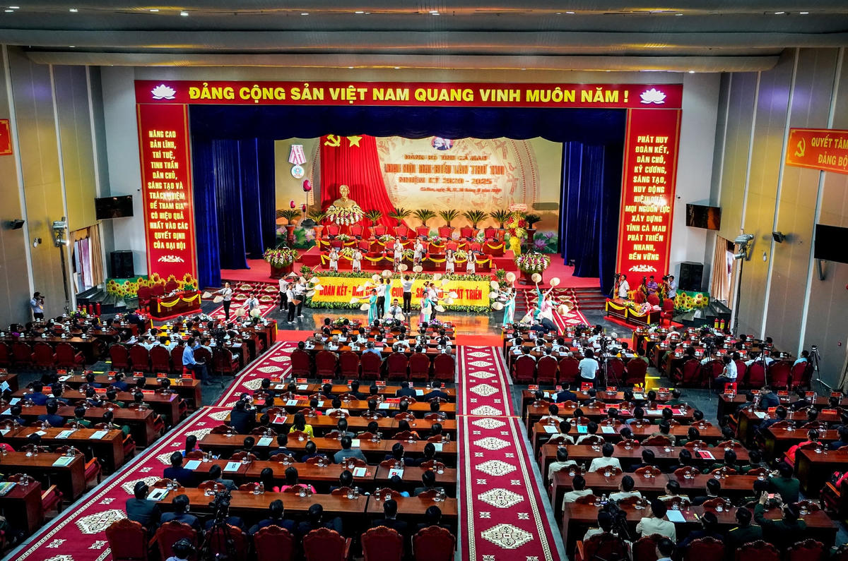 Quang cảnh đại hội Đại biểu Đảng bộ tỉnh Cà Mau.  