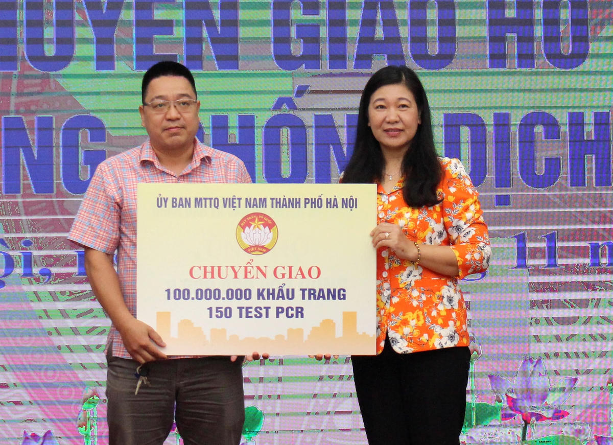 Bà Nguyễn Lan Hương trao bộ thử PCR phòng chống Covid - 19 cho Trung tâm kiểm soát bệnh tật Hà Nội.