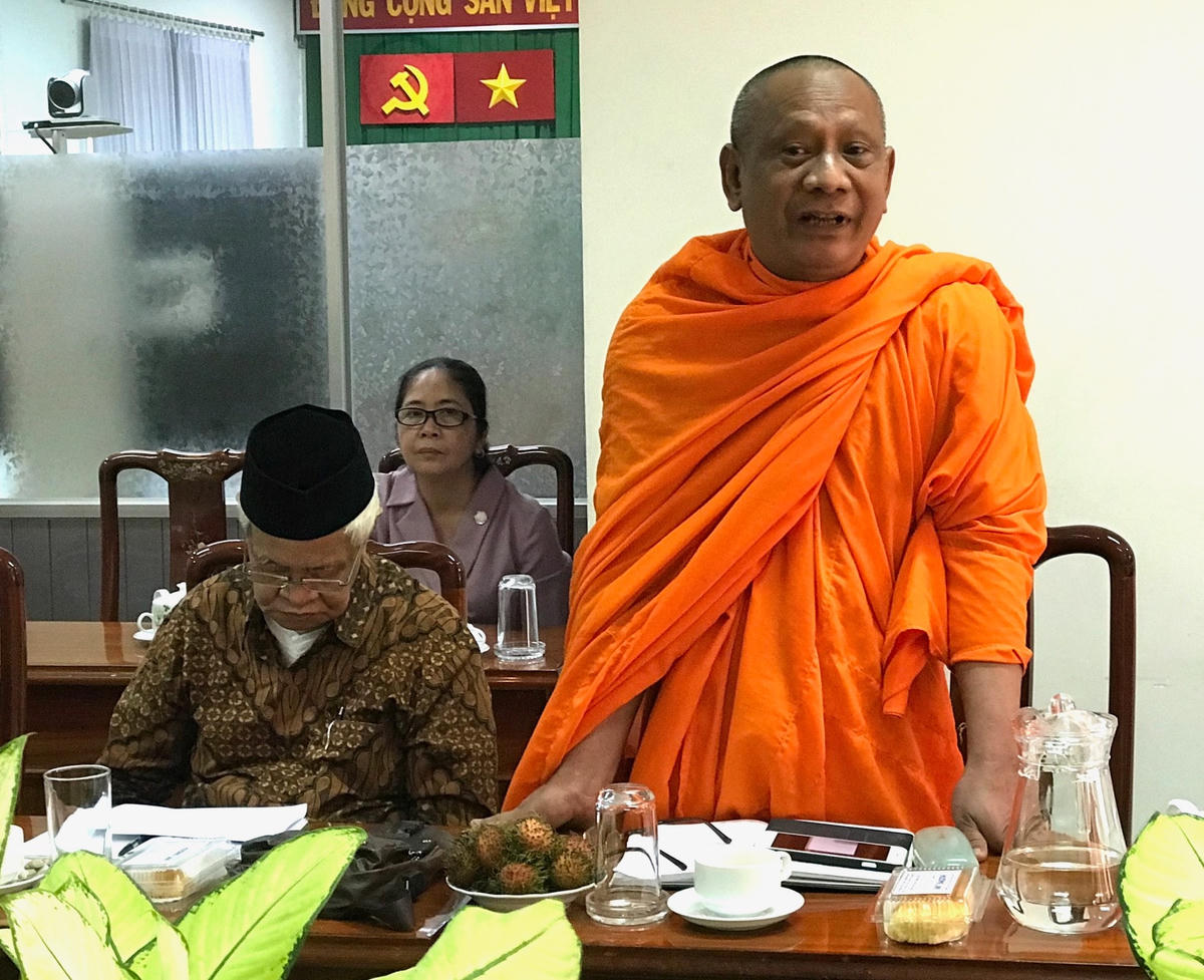 Hòa Thượng Danh Lung, Ủy viên UBTƯMTTQ Việt Nam đóng góp ý kiến tại Hội nghị.