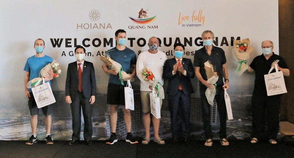 Các du khách quốc tế chụp ảnh lựu niệm.
