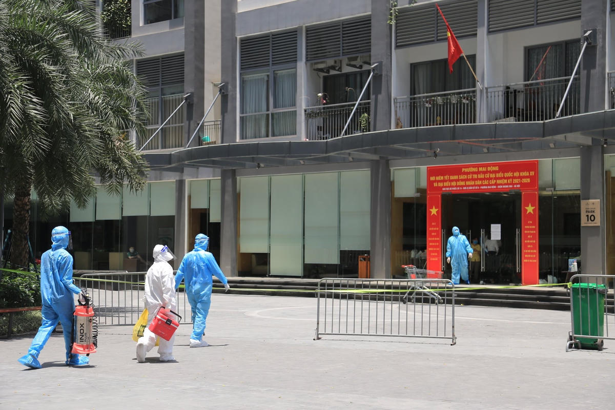 Toàn thể cư dân của tòa nhà Park 10 được yêu cầu không rời khỏi tòa nhà từ 23h30 ngày 3/5; các gia đình ở tầng 24 không di chuyển khỏi tầng.
